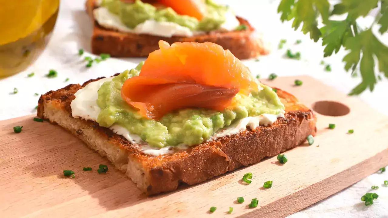 Tostadas de aguacate y salmón ahumado