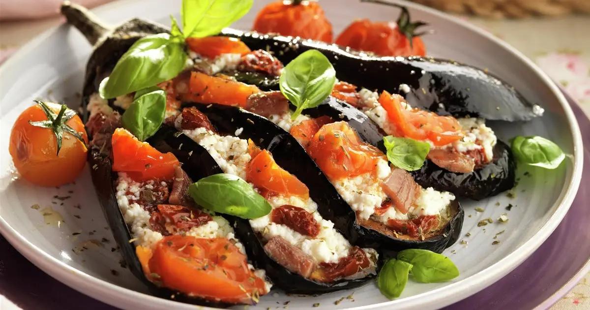 Barquitas de berenjena con requesón, tomates y albahaca