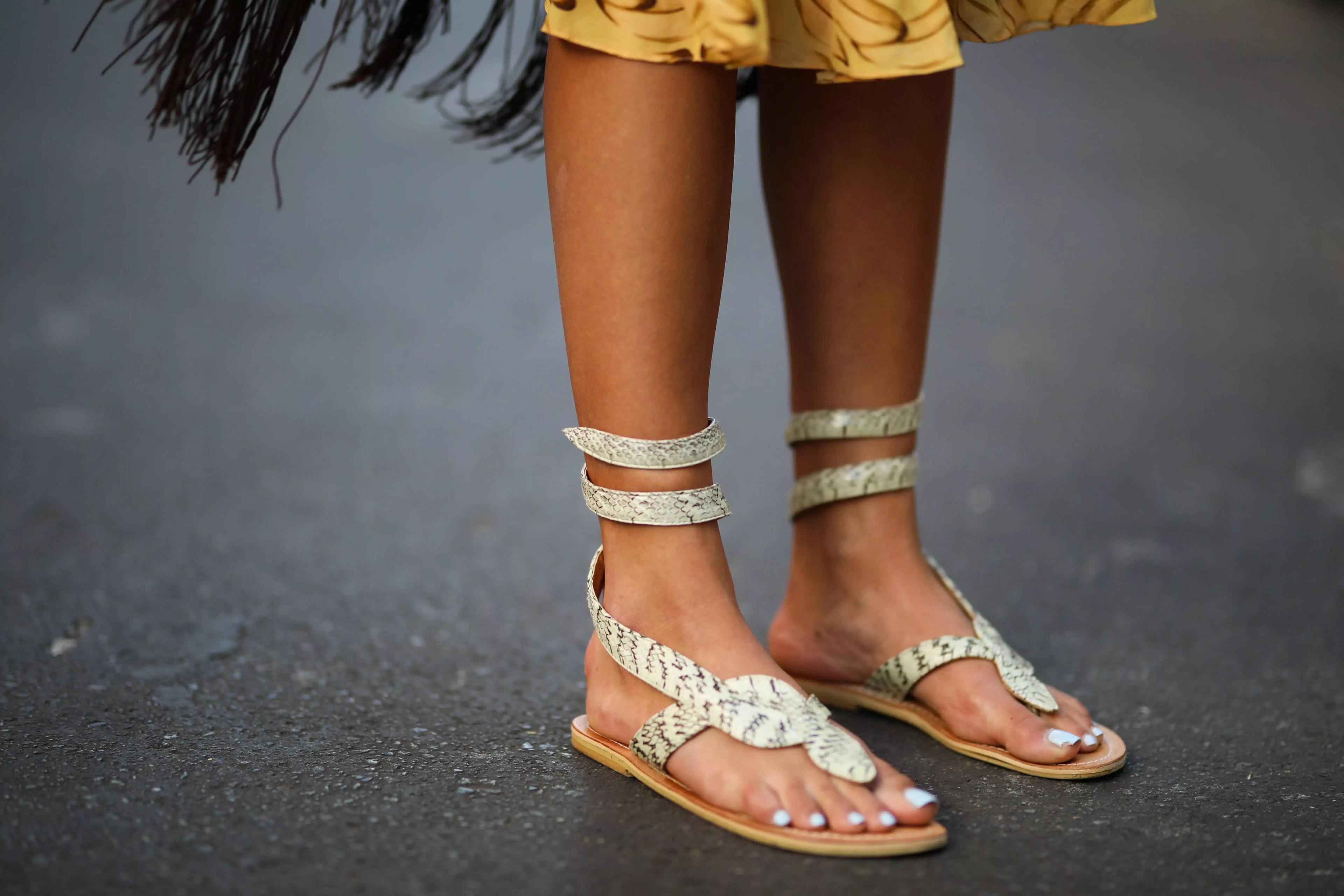 Guía definitiva: Como vestir con estilo tus sandalias este verano