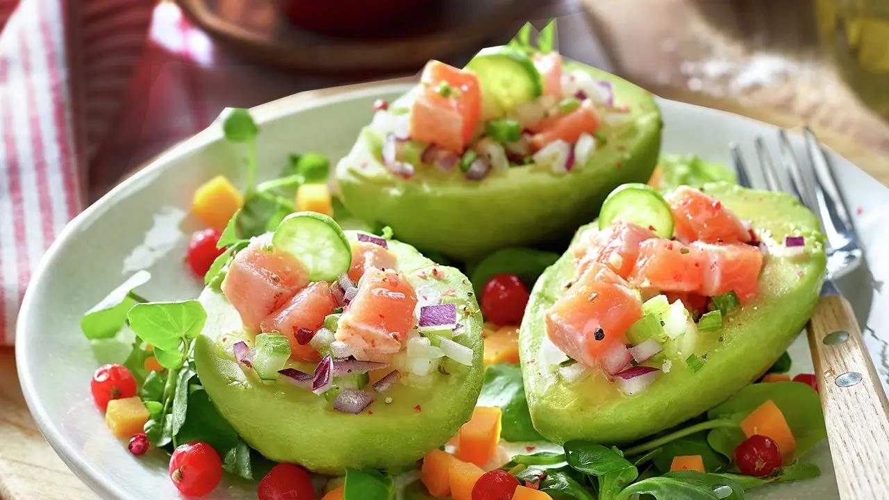 Avocados stuffed with salmon