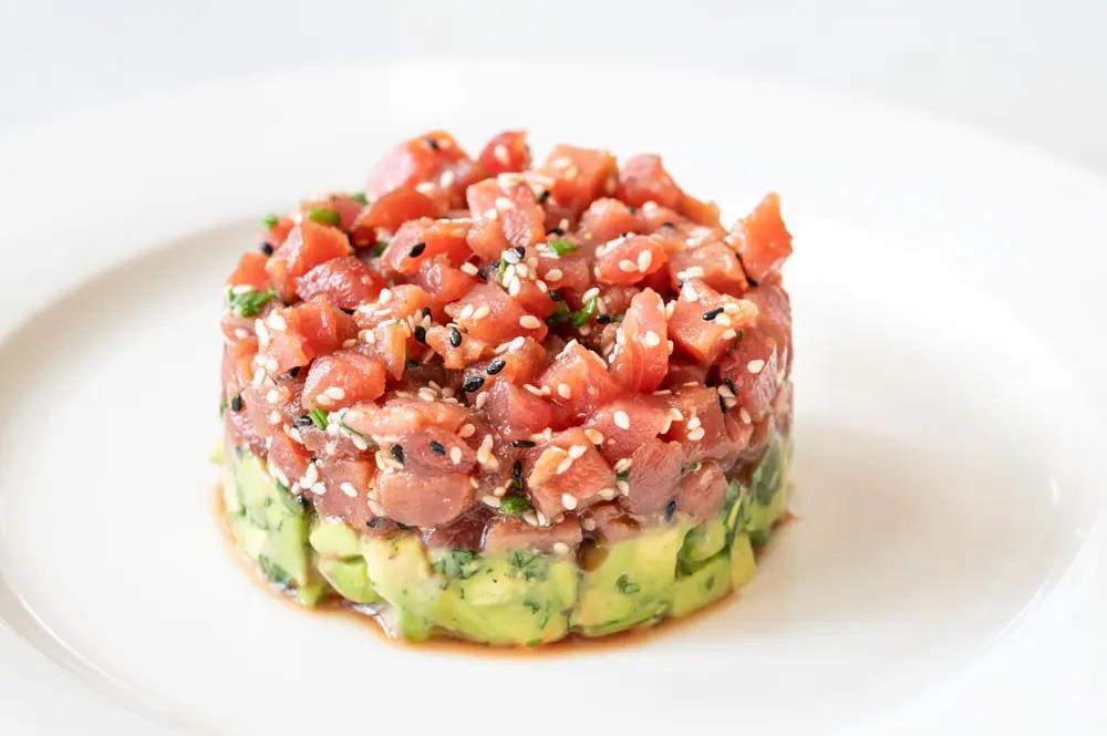 Tartar de atún con aguacate y cítricos