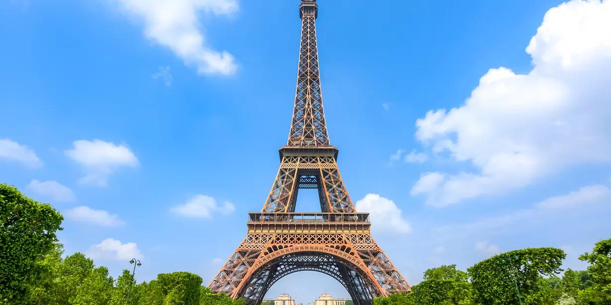 In which city is the Eiffel Tower located?