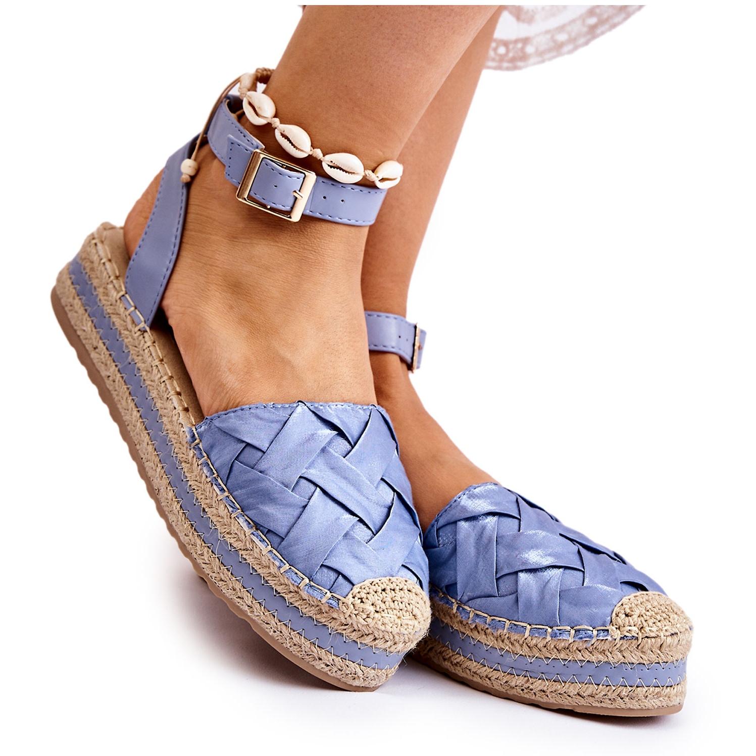 Ultimate guide: How to dress your sandals with style this summer
