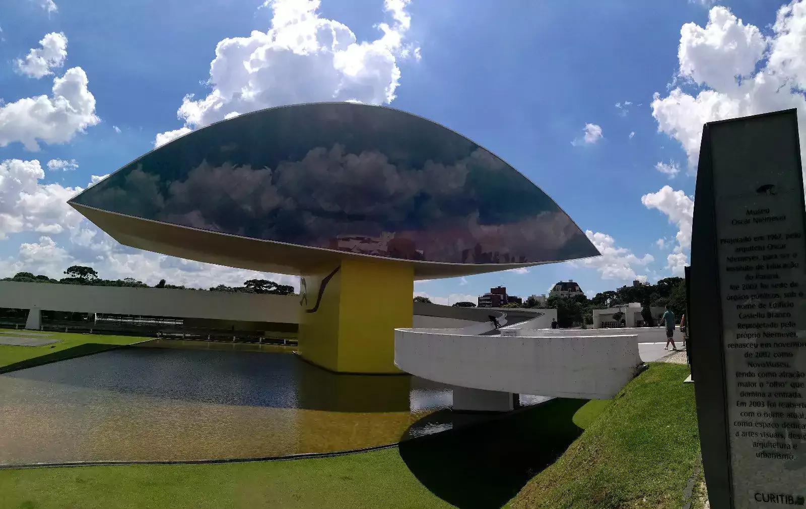 Museo Oscar Niemeyer en Curitiba, Brasil