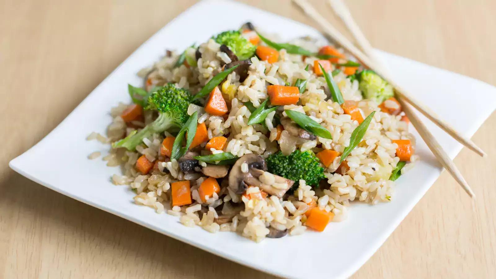 Arroz frito con vegetales