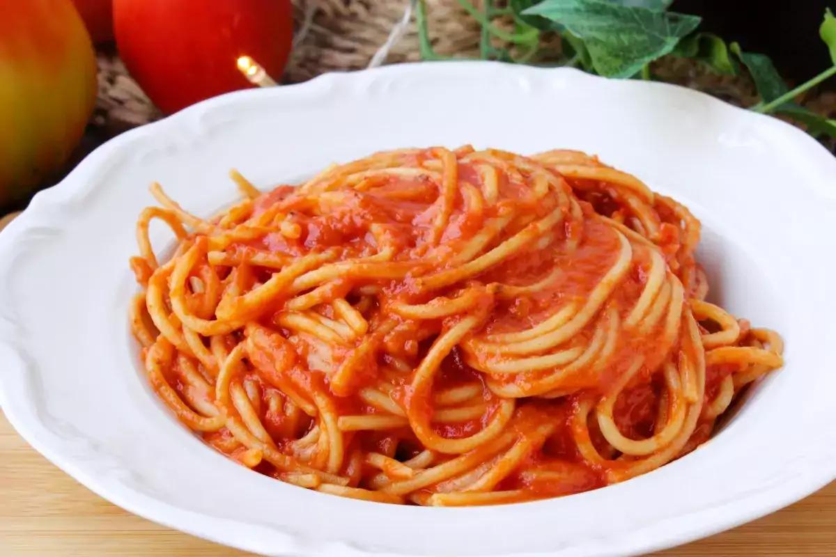 Spaghetti with tomato sauce