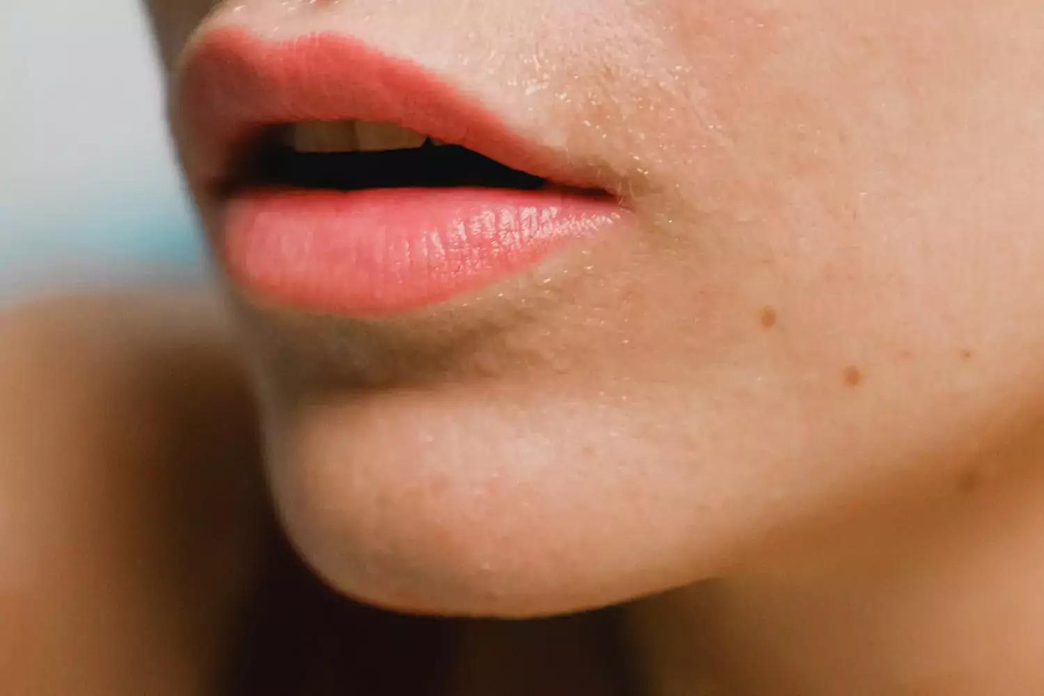 Labios delgados